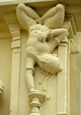 Adho Mukha Vrksāsana ~ Nanjangud, Karnataka, Inde - Yoga Sésâme