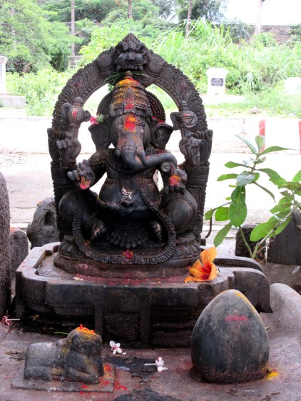 Offrandes à Sri Ganesha, Srirangapatna, Karnataka, Inde