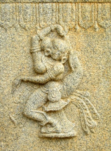 Danseuse en tentative d’Eka Pāda Sirsāsana (posture du pied derrière la tête), Shravanabelagola, Karnataka, Inde