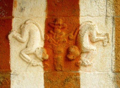 Concours de singes en tentative d’Adho Mukha Vrksāsana (posture d’équilibre sur les mains), Shravanabelagola, Karnataka, Inde